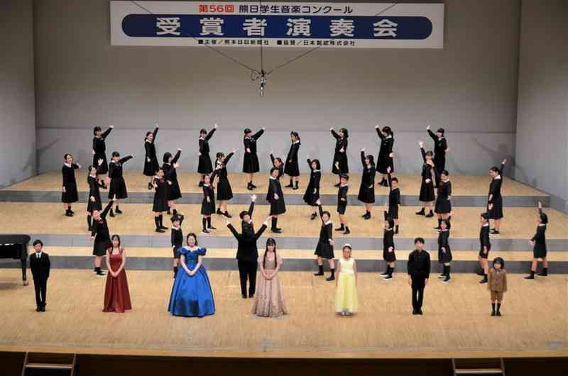 晴れ舞台で堂々とした音色を響かせた、第56回熊日学生音楽コンクールの受賞者＝3日、熊本市中央区