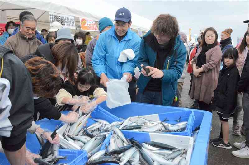 牛深で水揚げされたばかりの魚の詰め放題などでにぎわった「天草おさかな祭りwith天草農林水産祭」＝4日、天草市