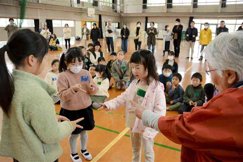 じゃんけんのわらべうたを楽しむ城北小の児童ら＝4日、熊本市北区