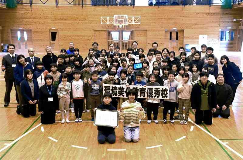 「環境美化教育優良校等表彰」で優秀校に選ばれた南関第二小の児童ら＝6日、南関町