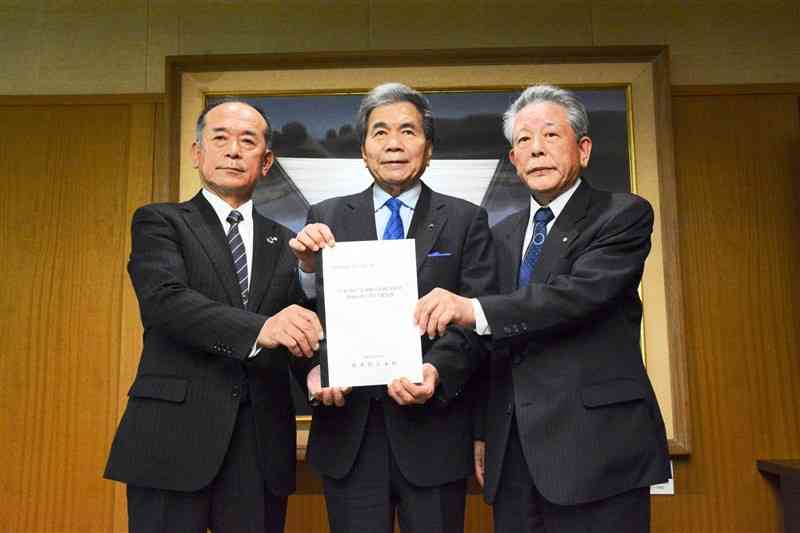 要望書を熊本県の蒲島郁夫知事に提出した五木村の木下丈二村長（左）と岡本精二議長＝6日、県庁