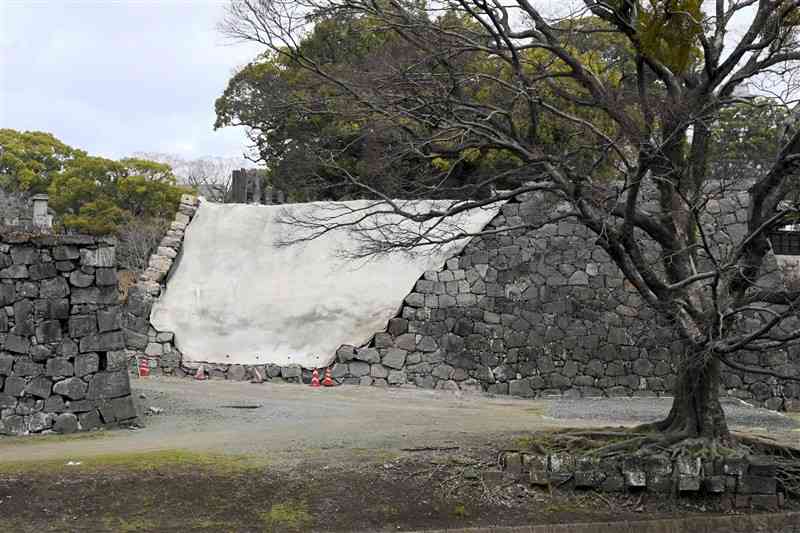熊本地震で被災した馬具櫓の南側の石垣＝7日、熊本市中央区