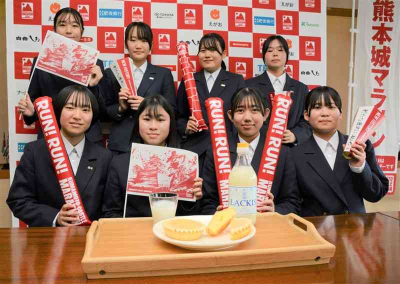 熊本城マラソンでレモンケーキなどを振る舞う熊本農高の生徒たち＝7日、熊本市中央区