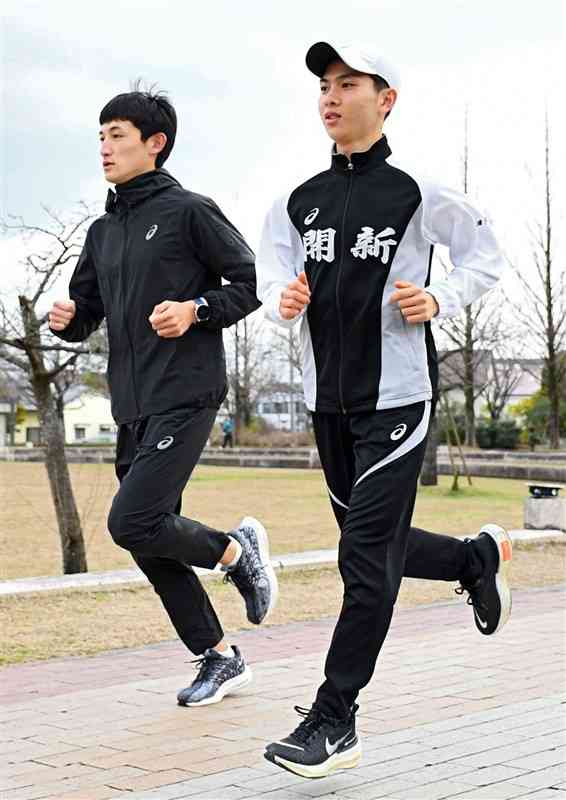 中学生時代よく遊んだという平成中央公園をジョギングする熊本市の陳内紫音（左）と浦川栞伍（右）