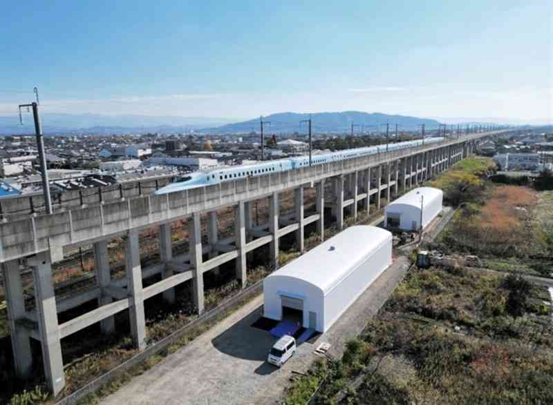 JR九州と住友商事グループが熊本市南区川尻に整備した「でんきの駅」。蓄電池2基を備える（JR九州提供）