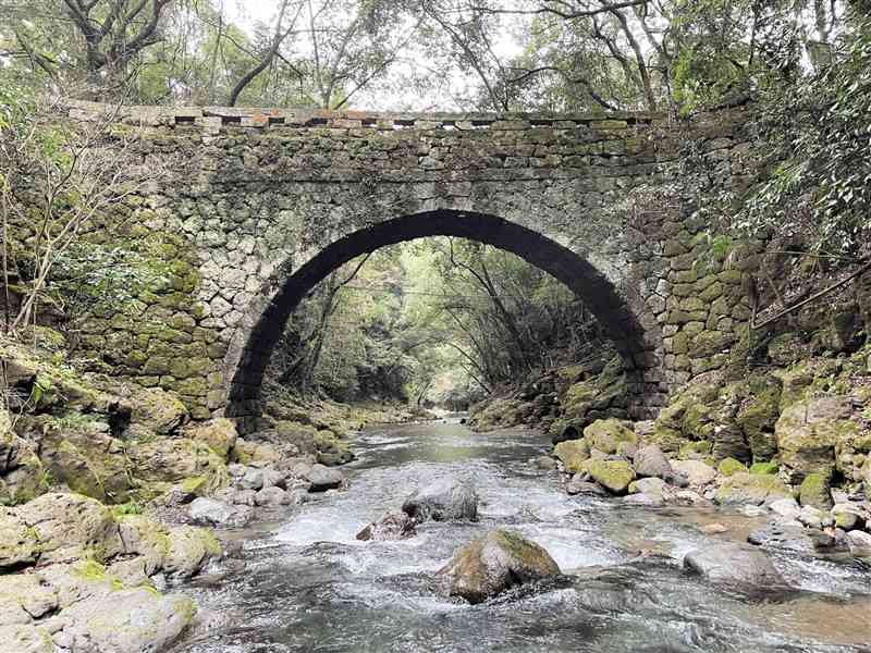 県重要文化財に指定するよう答申が出た石橋6基のうちの馬門橋＝美里町（県文化課提供）