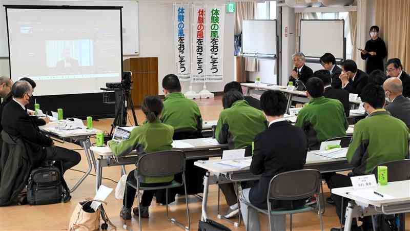 景観保全や利用客増などを話し合った阿蘇くじゅう国立公園地域協議会＝8日、阿蘇市