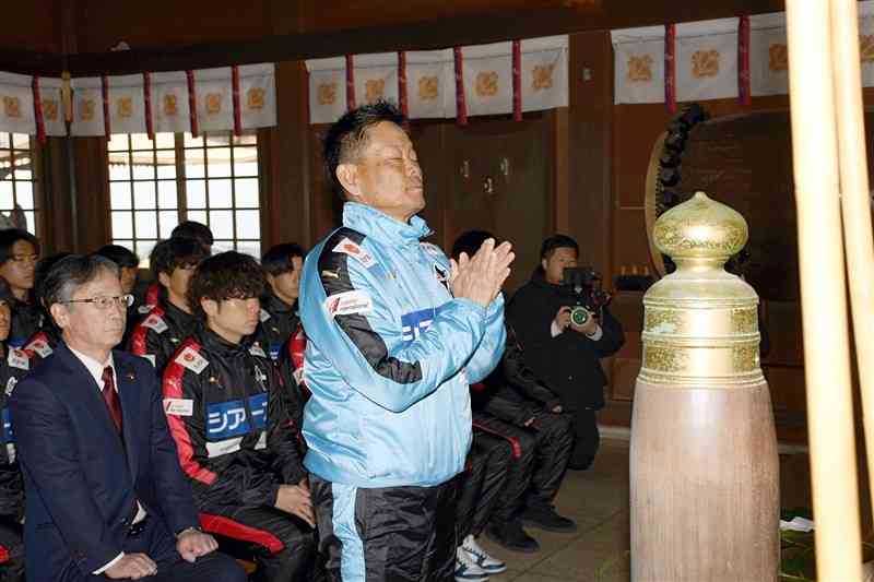 J1昇格を祈願するロアッソ熊本の大木武監督（手前）や選手ら＝健軍神社