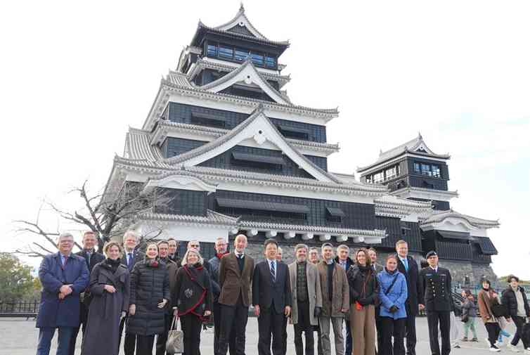 熊本城を視察するEU加盟の19カ国の大使ら＝9日、熊本市中央区