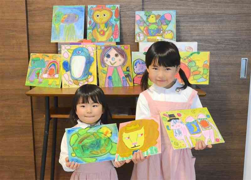 国連のSDGs支援のため、チャリティーアートの活動を始めた山置真央ちゃん（右）と妹の芽依ちゃん＝9日、熊本市中央区