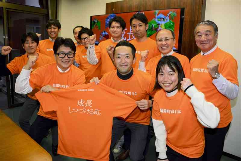 熊本城マラソンで町をPRするTシャツを作った菊陽町職員ら。前列左端は吉本孝寿町長＝9日、菊陽町