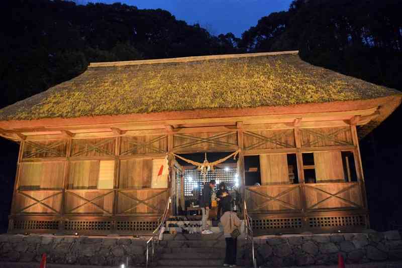 ライトアップされた岩屋熊野座神社＝9日、人吉市