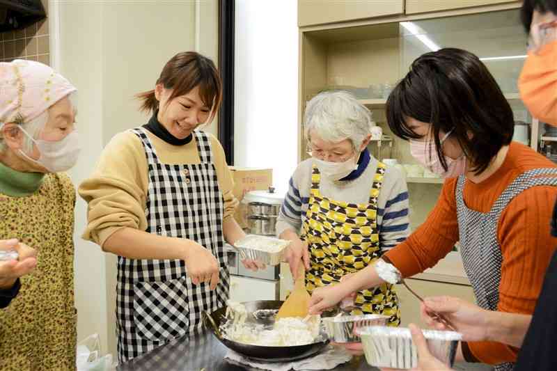 台湾の旧正月料理「大根餅」を作って交流する講師の蔡孟君さん（左から2人目）と井上郁子さん（左端）ら＝9日、熊本市北区