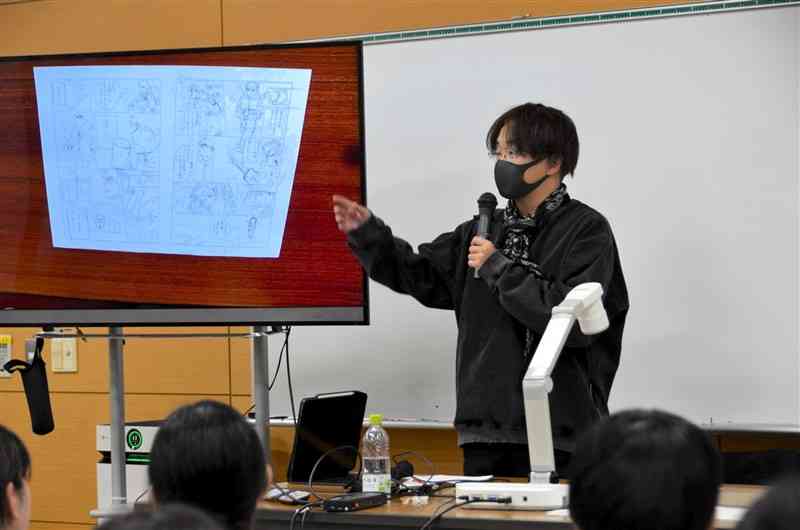 生徒らが描いた漫画を取り上げ、アドバイスする漫画家の藤村緋二さん＝10日、熊本市中央区