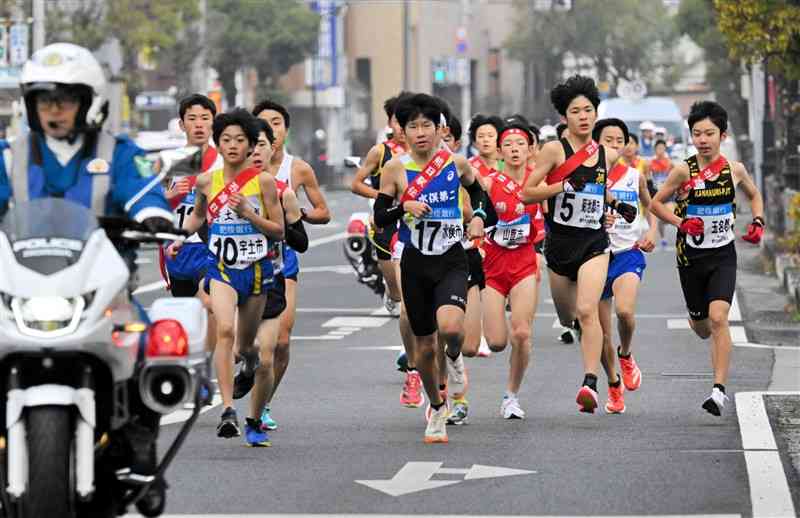 集団で先頭争いを繰り広げる1区の選手たち＝天草市（石本智）