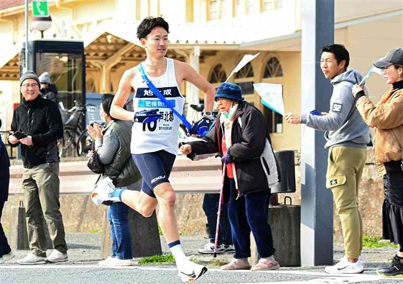 声援を受けて走り出す芦北郡の8区・井川龍人（旭化成）＝11日、宇城市のJR三角駅