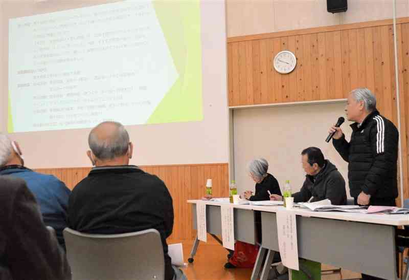 語り部の活動や地元のにぎわいづくりなどについて報告する「地域福祉塾」の受講者＝11日、益城町