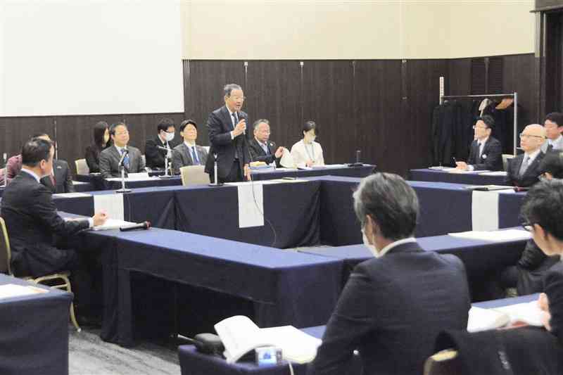 国と県、JR九州による肥薩線検討会議。地元がまとめた復興方針案に対し、JR九州が課題を示した＝13日、熊本市中央区