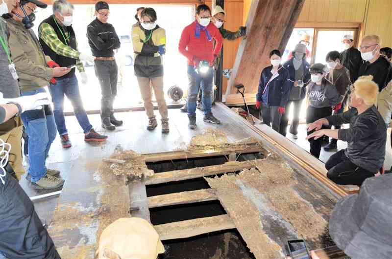 古民家の畳や床板を取り外して床下の状態を観察する参加者ら＝17日、美里町