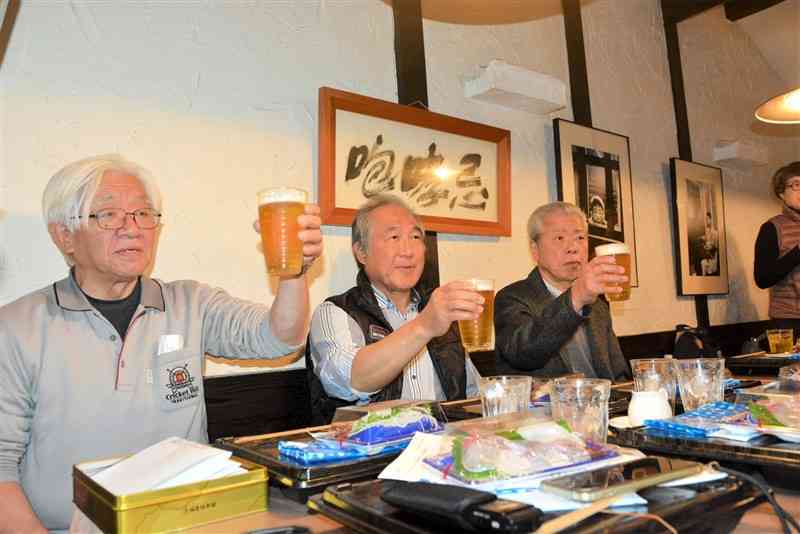故川本輝夫さんをしのぶ「咆哮忌」で献杯する、左から久保田好生さん、川本愛一郎さん、緒方正実さん＝18日、水俣市