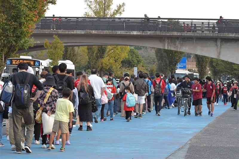 えがお健康スタジアムでのロアッソ熊本の試合後、バス待ちで並ぶ大勢のサポーターら＝2022年10月、熊本市東区（谷川剛）