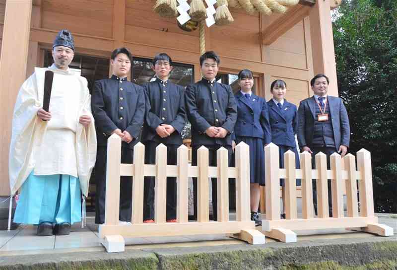 伝統構法を用いて作った木柵を木山神宮に贈った熊本工高生ら＝20日、益城町