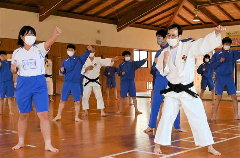 体育の授業で少林寺拳法を練習する生徒たち＝20日、菊池市