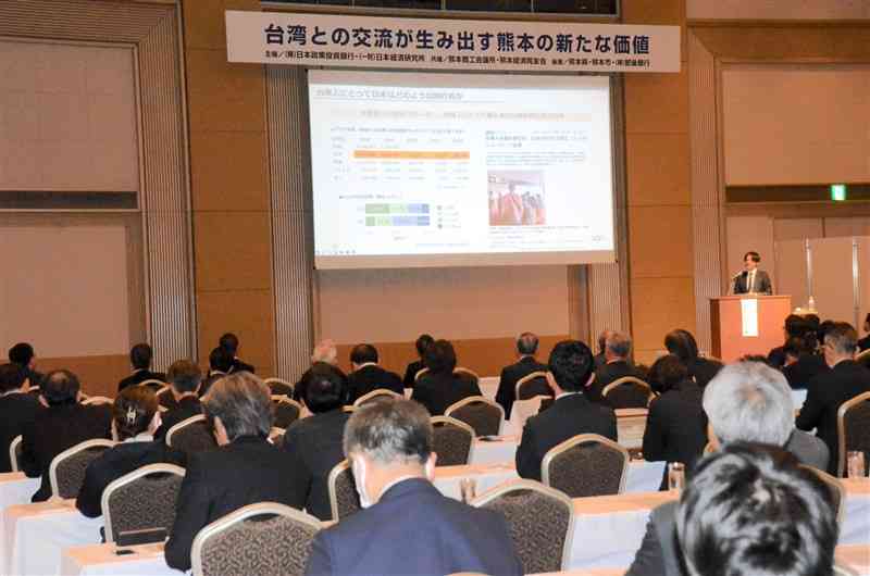 日本政策投資銀行などが開いた、台湾との交流が及ぼす変化についての講演会＝21日、熊本市中央区