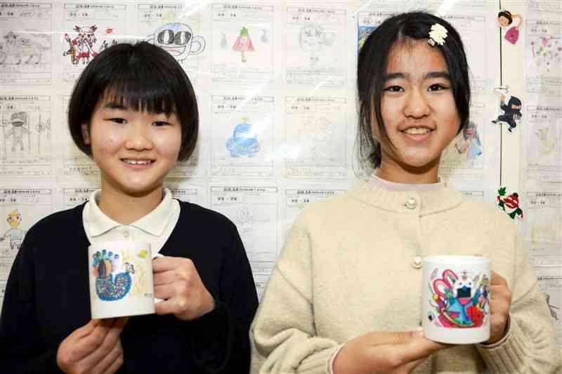 妖怪・忍者コンテストで大賞を受賞した中村仁咲さん（左）と野田夏音さん＝23日、合志市