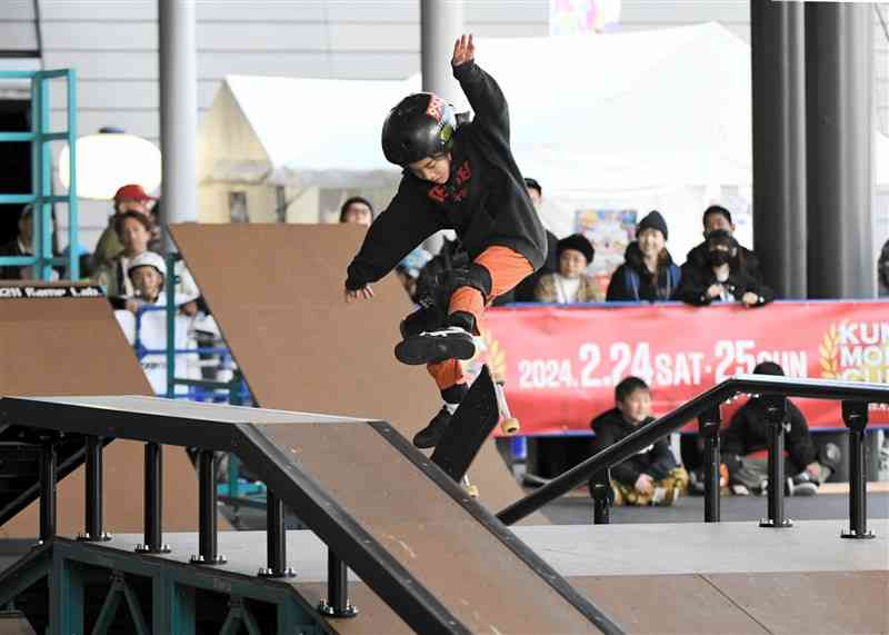 小学3年生以下のキッズクラスの部で技を出す出場者＝24日、熊本市西区