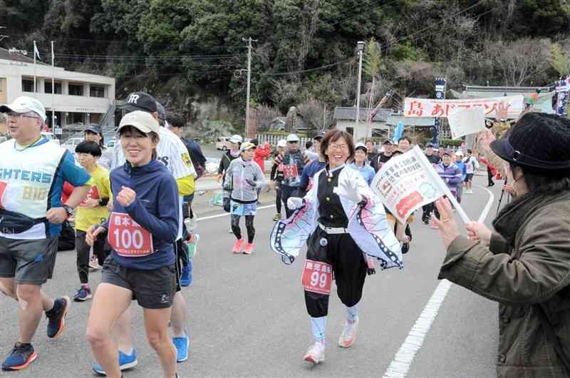 住民の声援を受けて一斉にスタートする参加者＝24日、天草市