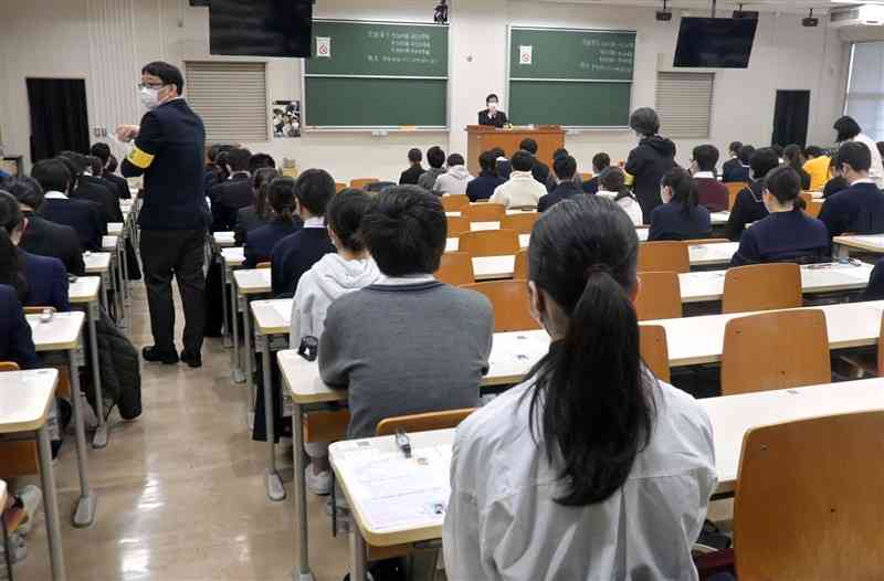 熊本大2次試験前期日程の会場で、試験開始を待つ受験生たち＝25日午前8時55分ごろ、熊本市中央区（谷川剛）