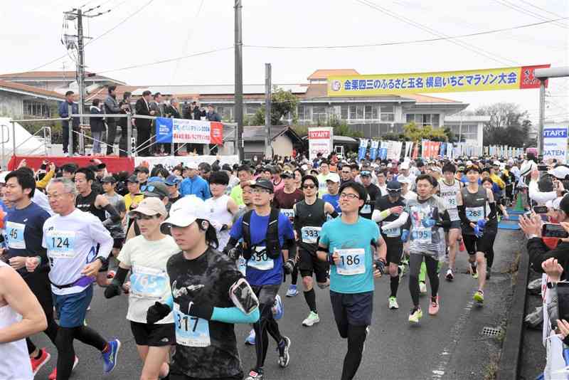 「玉名いだてんマラソン」で一斉にスタートする出場者＝25日、玉名市