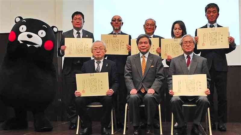 蒲島郁夫知事（前列中央）と表彰を受けた団体の代表者ら＝26日、熊本市中央区