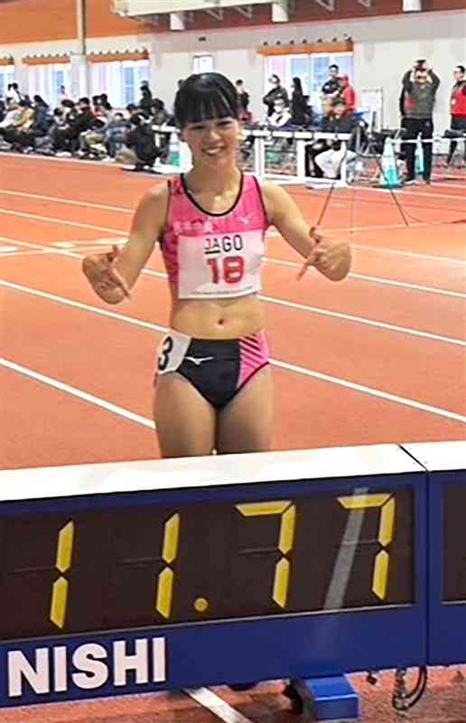 女子100メートルで11秒77の室内日本最高記録を樹立して写真に納まる山形愛羽（熊本中央高）＝鹿児島県のジャパンアスリートトレーニングセンター大隅（学校提供）