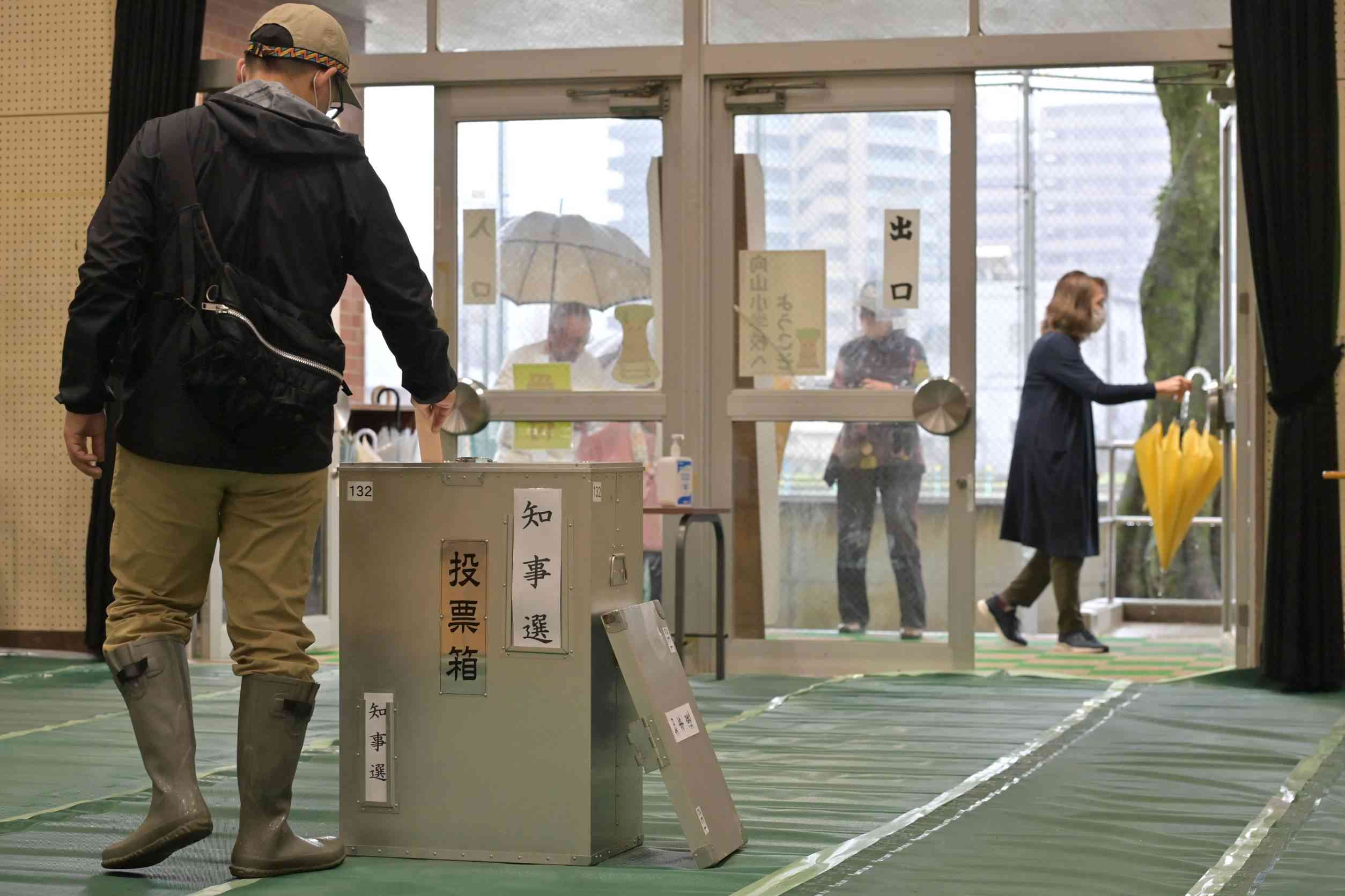 投票する有権者ら＝24日、熊本市中央区