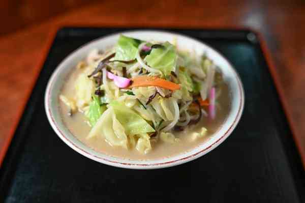 【グルマップ】山盛り野菜がうれしい　生麺モチモチの一杯　「寿（ことぶき）会館」