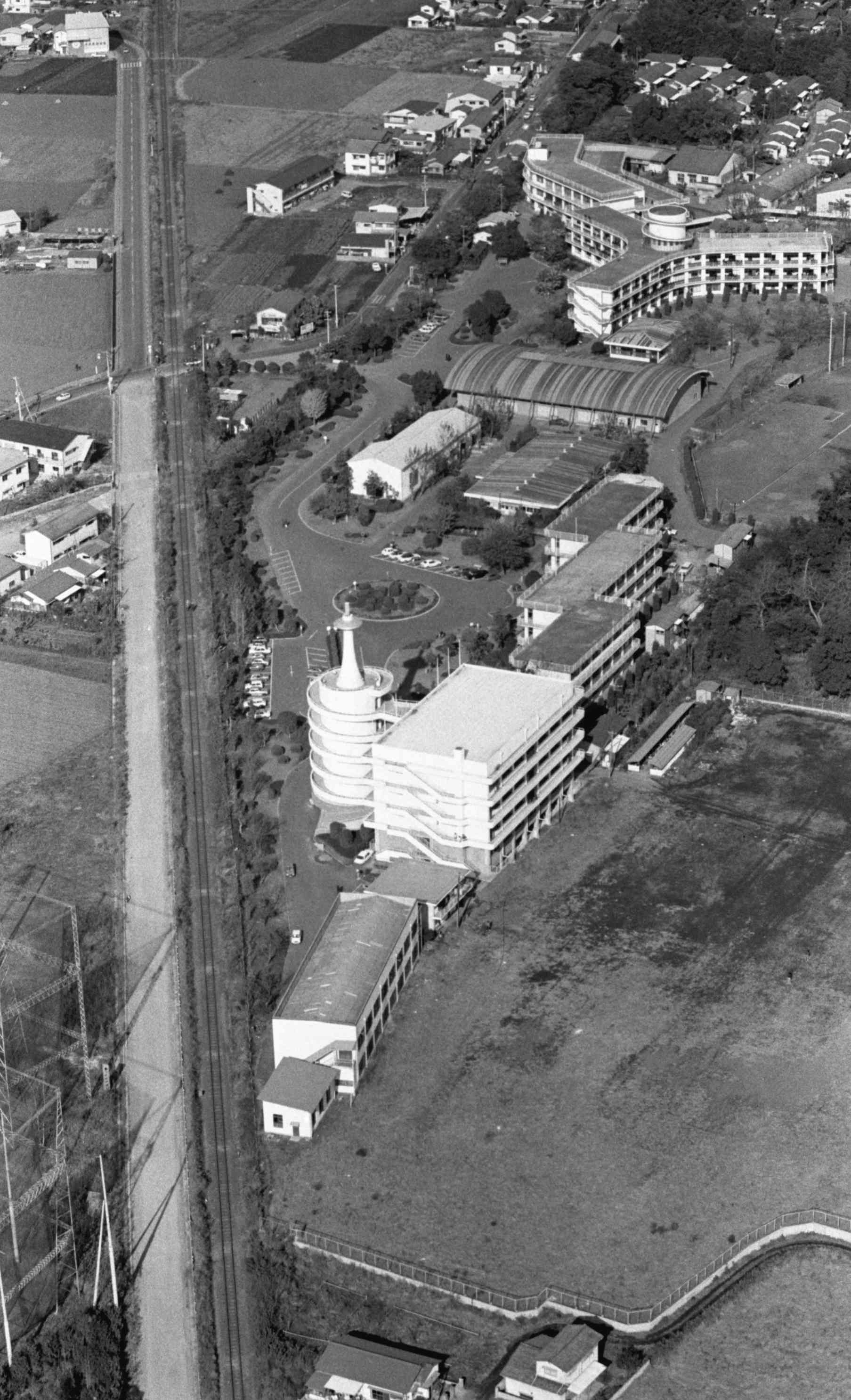 筆者が通った東海大二高の旧校舎（右上）など学校周辺。写真は1973年撮影