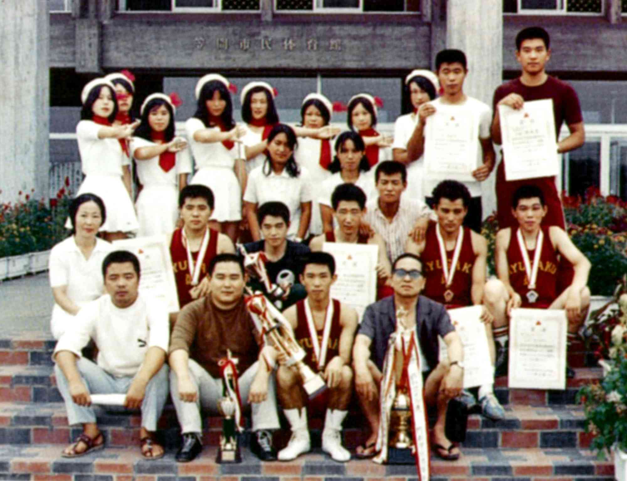筆者が目標にした九州学院高チーム。写真は1975年の全国高校総体団体初優勝時。前列右端が田中信生さん（県アマチュアボクシング連盟50年の歩みから）