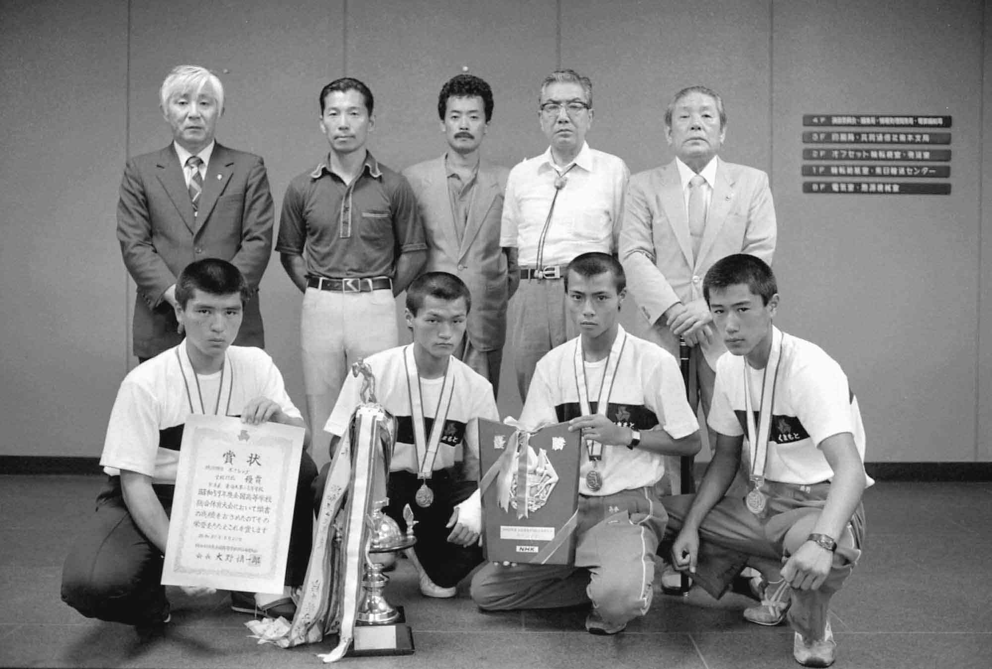 1984年の全国高校総体で団体初優勝を飾った東海大二高ボクシング部の選手たち