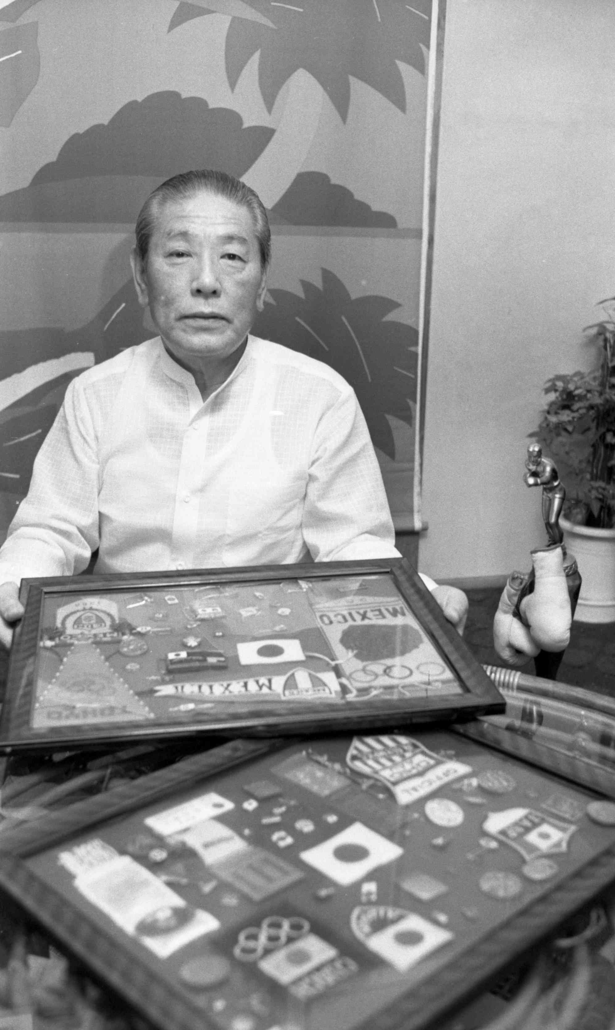 熊本のアマボクシング育成に奔走した永松英三さん。写真は1982年の熊日賞受賞時