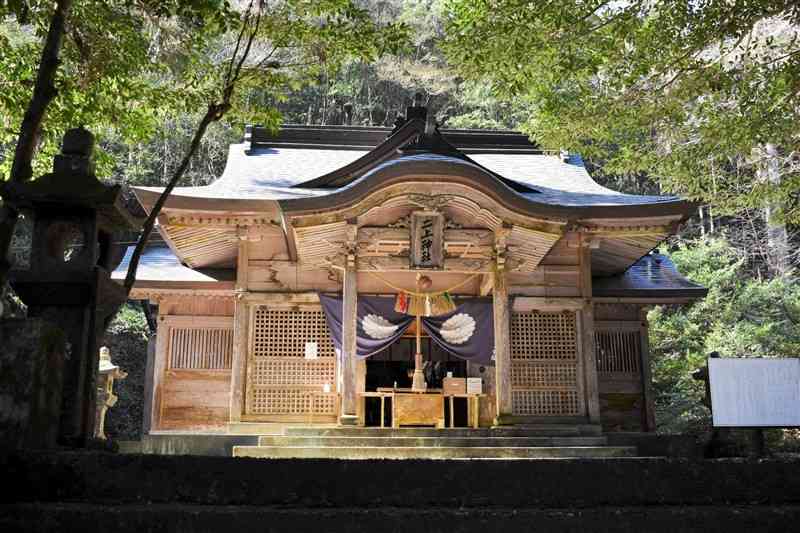 凜（りん）とした空気が漂う二上神社の拝殿