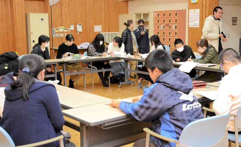 外国にルーツを持つ菊陽町の中学生を対象にした学習会。子どもたちは教員のサポートを受けながら熱心に勉強していた＝2月3日、菊陽町