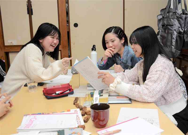 NPO法人「外国から来た子ども支援ネットくまもと」代表の竹村朋子さん宅で勉強する子どもたち。右端はカリエハ・テリシャ・メイさん＝2月3日、合志市