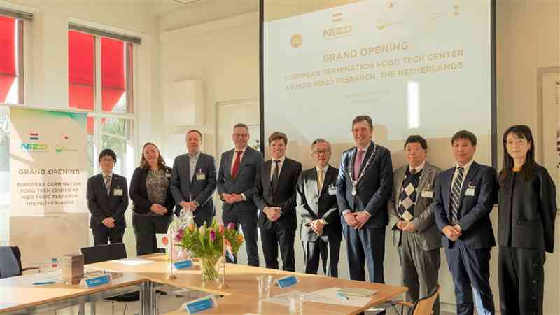 オランダの研究開発拠点の開所式に参加したDAIZの井出剛会長（右から3人目）ら＝1月（DAIZエンジニアリング提供）