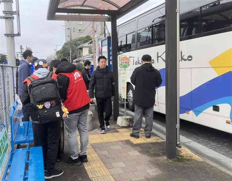 JR光の森駅前のシャトルバス乗り場。JTB熊本支店のスタッフが開幕戦に限り、利用者から当日予約を受け付けていた＝2月25日、熊本市北区