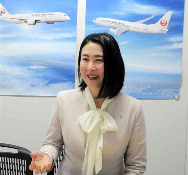 女性活躍推進の取り組みについて語る、日本航空熊本支店の西原口香織支店長＝2月中旬、熊本市中央区