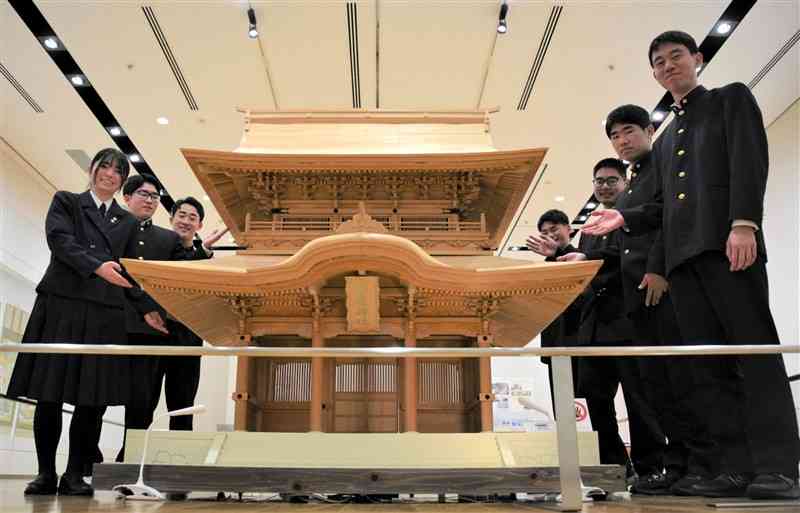 「阿蘇神社展」で展示される熊本工高生が制作した阿蘇神社の楼門の模型＝2月29日、熊本市中央区