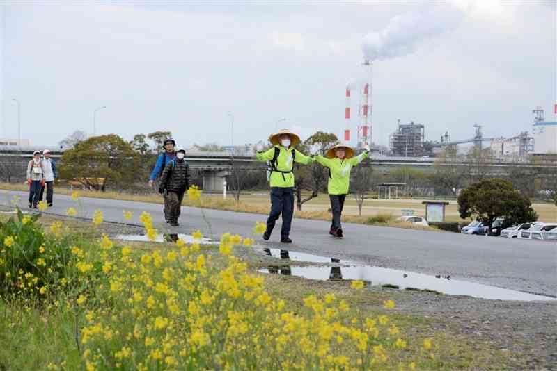九州国際スリーデーマーチ初日の30キロコースを楽しむ参加者ら＝1日、八代市