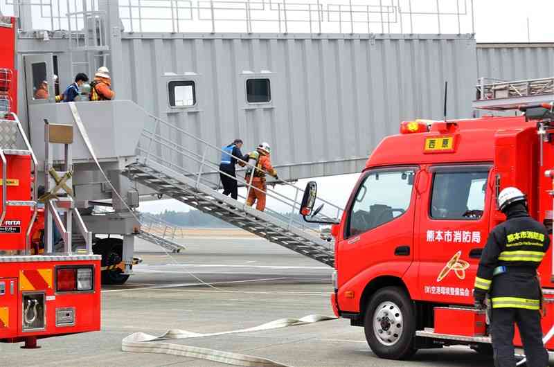 熊本空港の旅客ターミナルビルで出火したとの想定で、益城西原消防署と合同で実施した防災訓練＝1日、益城町